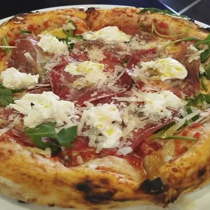 Pizza Crudo y Rúcula de Pizzería Nápoli, Ourense