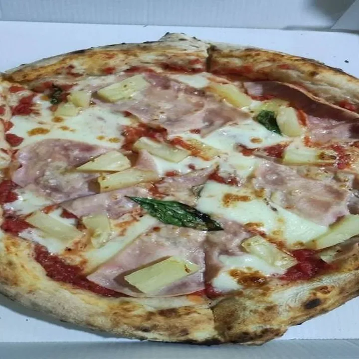 Pizza Hawaiana de Pizzería Nápoli, Ourense